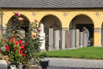 Friedhof mit Arkadengräbern in Österreich