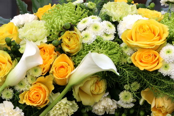 Floristik, Teil eines Trauerkranzes mit gelben Rosen und diversen weißen Kalla, Teil eines Blumenkranzes für eine Bestattung