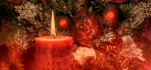 Dekoration mit Kerze und Glitzer für Weihnachten