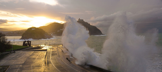 Naklejka premium Panorama en Color - Oleaje en el Paseo Nuevo, Donostia