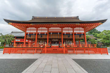 Fototapeta premium Ge-haiden 外拝殿 (Outer worship hall) at Fushimi Inari Taisha Shinto shrine, Fushimi-ku, Kyoto