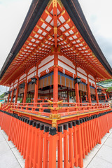 Obraz premium Corner view of Ge-haiden 外拝殿 (Outer worship hall) at Fushimi Inari Taisha Shinto shrine, Fushimi-ku, Kyoto