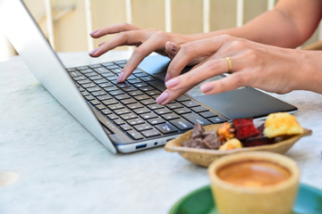 Mão feminina digitando no laptop