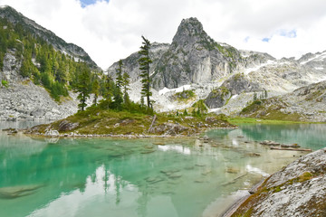 Fototapeta na wymiar Spectacular views of turquoise-colored watersprite lake in Squamish, BC