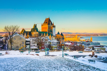 Naklejka premium Piękny widok na panoramę miasta Quebec o zmierzchu