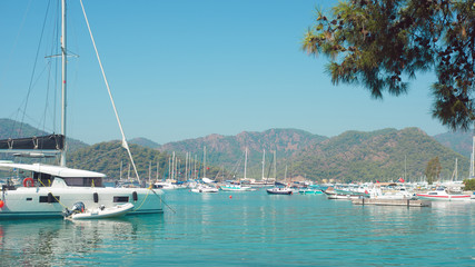 Fototapeta na wymiar Beautiful scenery, the yacht is anchored in a beautiful Bay.