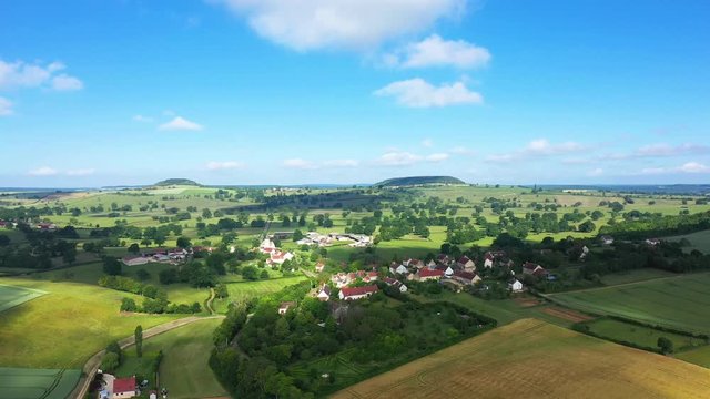 Le village de Cuncy-les-Varzy au milieu de la campagne