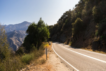 The road cuts trough the mountains at Kings Canyon National Park