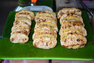 Grill bananas,Grilled bananas are popular because they are sweet and tasty. Is a traditional Thai dessert that is popular as a snack because it is beneficial to the body.