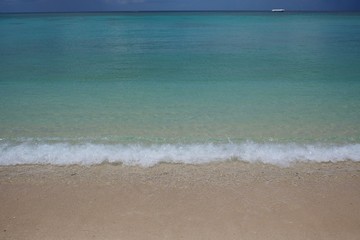 砂浜と水平線と静かな波