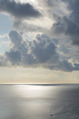 夕日に光る海と雲