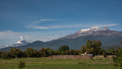 Los volcanes Popocatepetl e Iztaccihuatl, en Puebla, México 