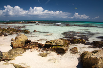 Fototapeta na wymiar Caribbean resort on the Riviera Maya in Cancun Mexico ocean side