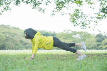 公園で運動をする女性