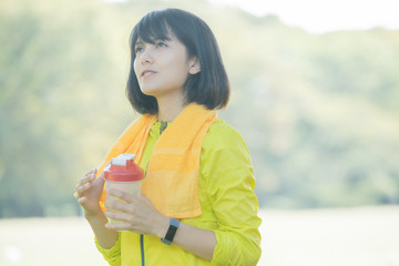 運動の合間に休憩する女性