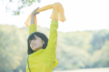 運動の合間に休憩する女性