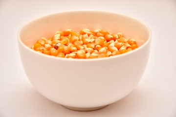 maíz crudo en taza blanca