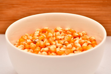 maíz crudo en taza blanca