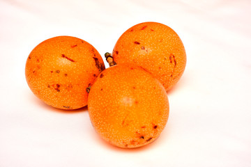 granadillas servidas en mesa y tabla