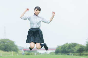 ジャンプする女子高生