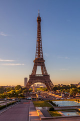 Naklejka premium Eiffel Tower in the early morning hours