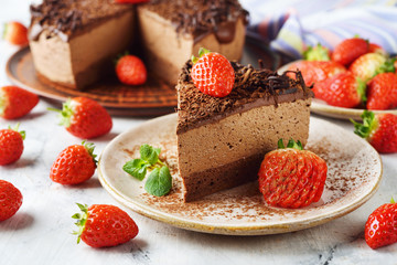 Chocolate cake with strawberries
