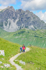 Fototapeta na wymiar Wandern mit den Kindern im Gebirge