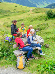 Brotzeit-Pause beim Wandern in den Bergen