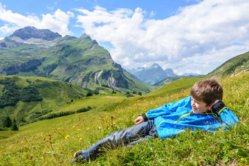 Fototapeta na wymiar Verschnaufpause zum Genießen der fantastischen Bergwelt in der Arlberg-Region
