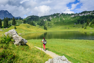 Naturgenuss beim Wandern in den österreichischen Alpen