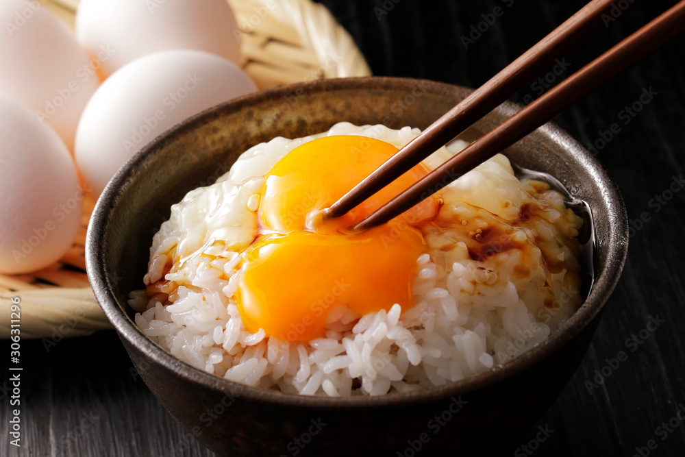 Wall mural 卵かけご飯　raw egg on white rice, japanese food