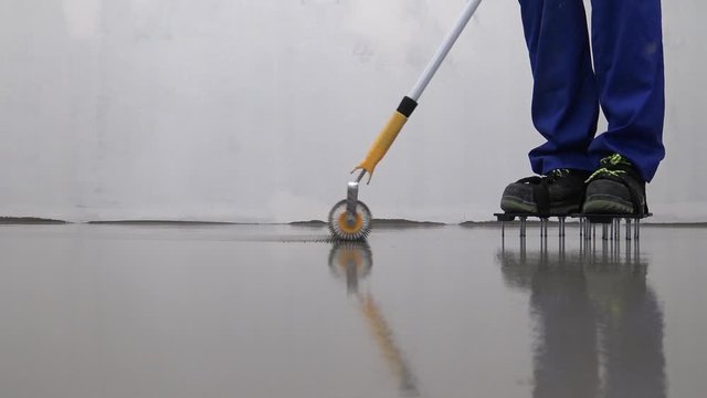 Roller for self leveling screed