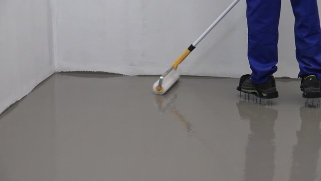 Roller for self leveling screed