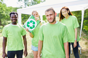 Gruppe Freiwilliger sammelt Müll für Recycling