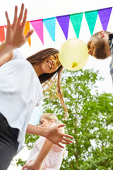Junges Paar auf einer Party im Luftballontanz