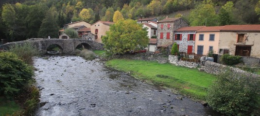Fototapeta na wymiar Saurier, Auvergne