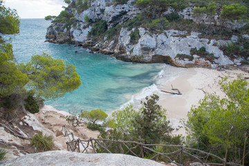 Paysage côtier vers la Calla de Macarelleta, une des plus belles plages de Minorque, îles Baléares.