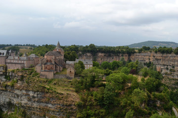 Fototapeta na wymiar Promenade à Bozouls, le trou de Bozouls, Canyon, église Sainte Fauste dans l'Aveyron, Région Occitanie, France