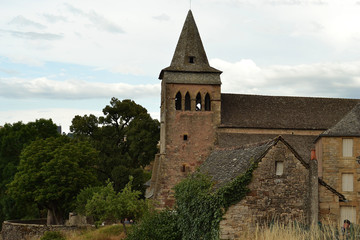 Fototapeta na wymiar Promenade à Bozouls, le trou de Bozouls, Canyon, église Sainte Fauste dans l'Aveyron, Région Occitanie, France
