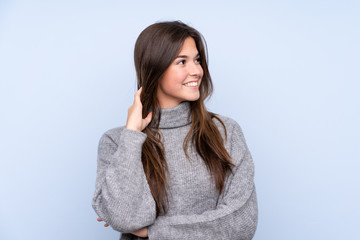 Teenager Brazilian girl over isolated blue background thinking an idea