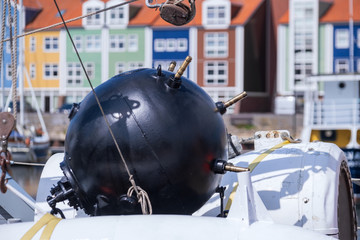 Eine Seemine auf einem Schiff im Hafen