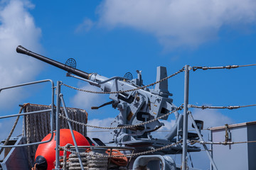 Flugabwehrgeschütz auf einem Schiff im Hafen