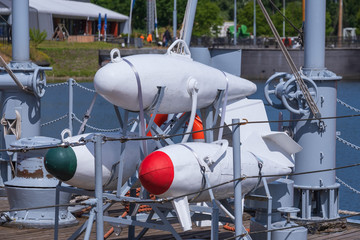 Historische Torpedos auf einem Schiff im Hafen