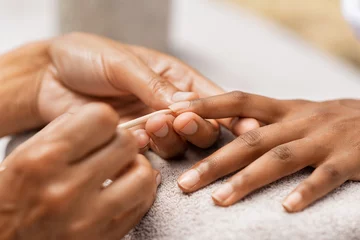 Rolgordijnen Vrouw krijgt manicure in spa © Rido