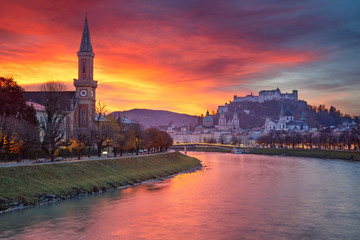 Obraz premium Salzburg, Austria. Cityscape image of the Salzburg, Austria with Salzburg Cathedral during beautiful autumn sunrise.