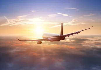 Photo sur Plexiglas Avion Avion commercial de passagers volant au-dessus des nuages dans la lumière du coucher du soleil. Concept de voyage rapide, de vacances et d& 39 affaires.