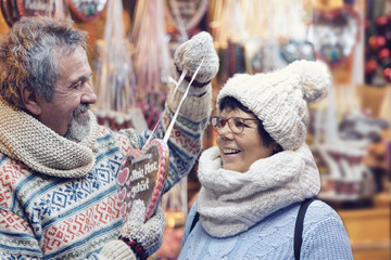 romantisches älteres Paar auf dem Weihnachtsmarkt