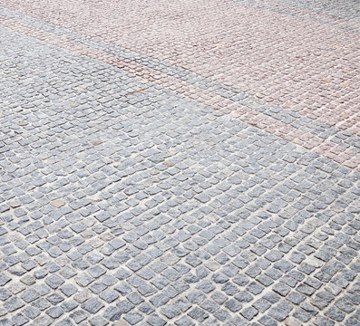 Road paved with gray and pink setts