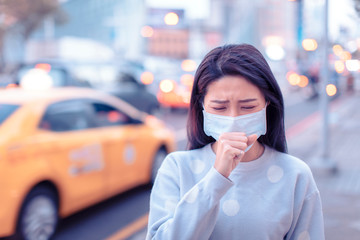 young  woman wear mask in the city during Smog day