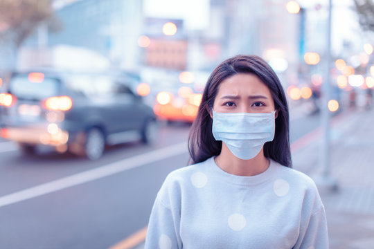 young  woman wear mask in the city during Smog day